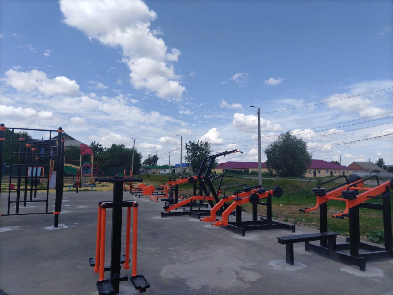 В Новоузенске благоустроили сквер, поставили новые игровые и спортивные площадки